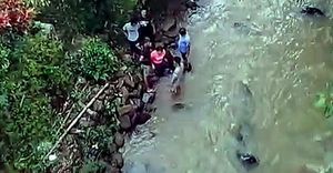 Insiden Wanita Jatuh dari Jembatan di Sukabumi Akibat Pakaian Gamis Terlilit Rantai Motor Tuai Perhatian